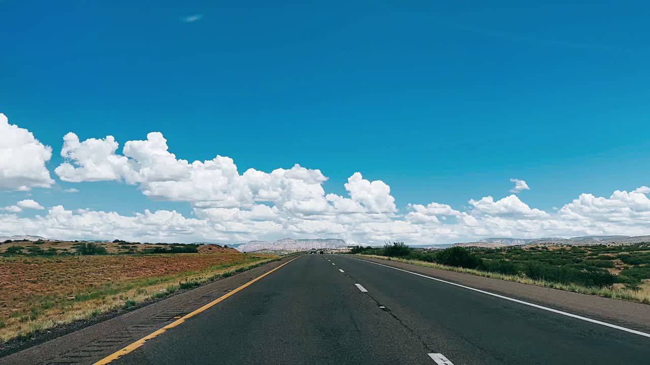 여름 하늘 아래의 고속도로 모험