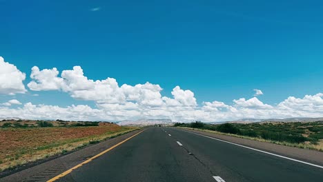 aventura en la carretera bajo un cielo de verano
