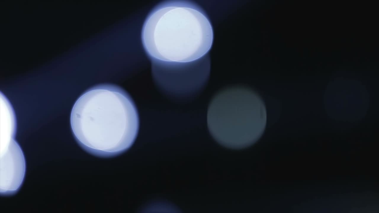 luces de haz en las decoraciones del escenario