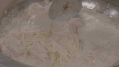 preparación de platos de salsa de queso cremoso