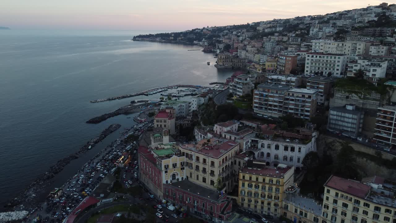 Eine weite Ansicht von Mergellina, Posillipo in Neapel, 4K Drohnenaufnahme