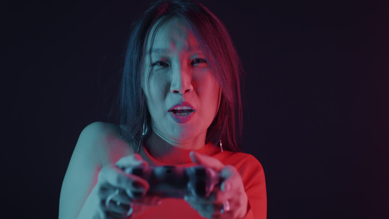 женщина играет в видеоигры.