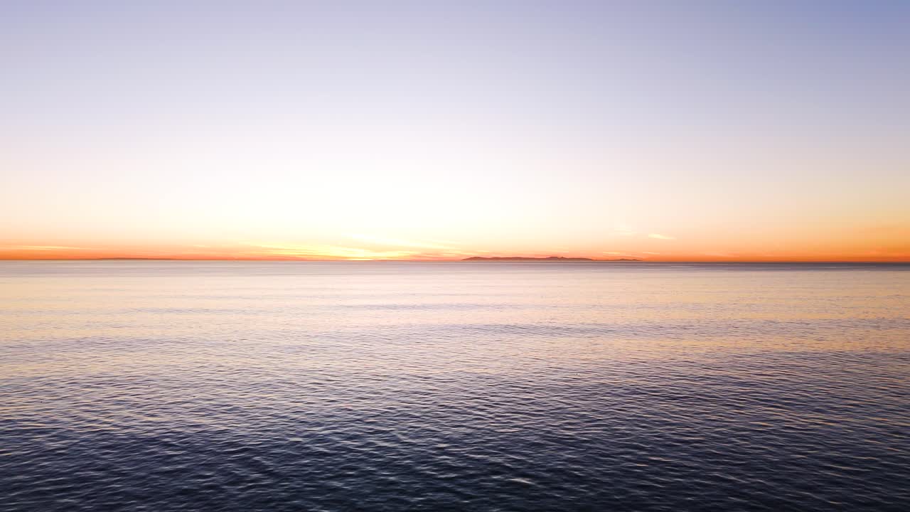 태평양과 카탈리나 섬의 놀라운 공중 일몰 풍경