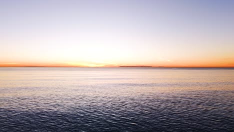 Impresionante-Vista-Aérea-Del-Atardecer-Del-Océano-Pacífico-Y-La-Isla-Catalina