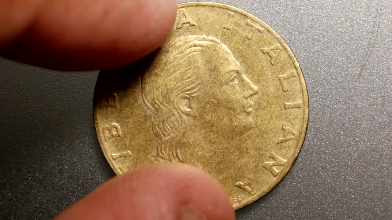 primer plano de monedas muy antiguas