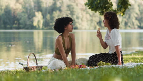 couple eating picnic in the park