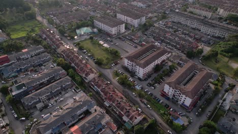 vuelo aéreo sobre el barrio residencial durante el día