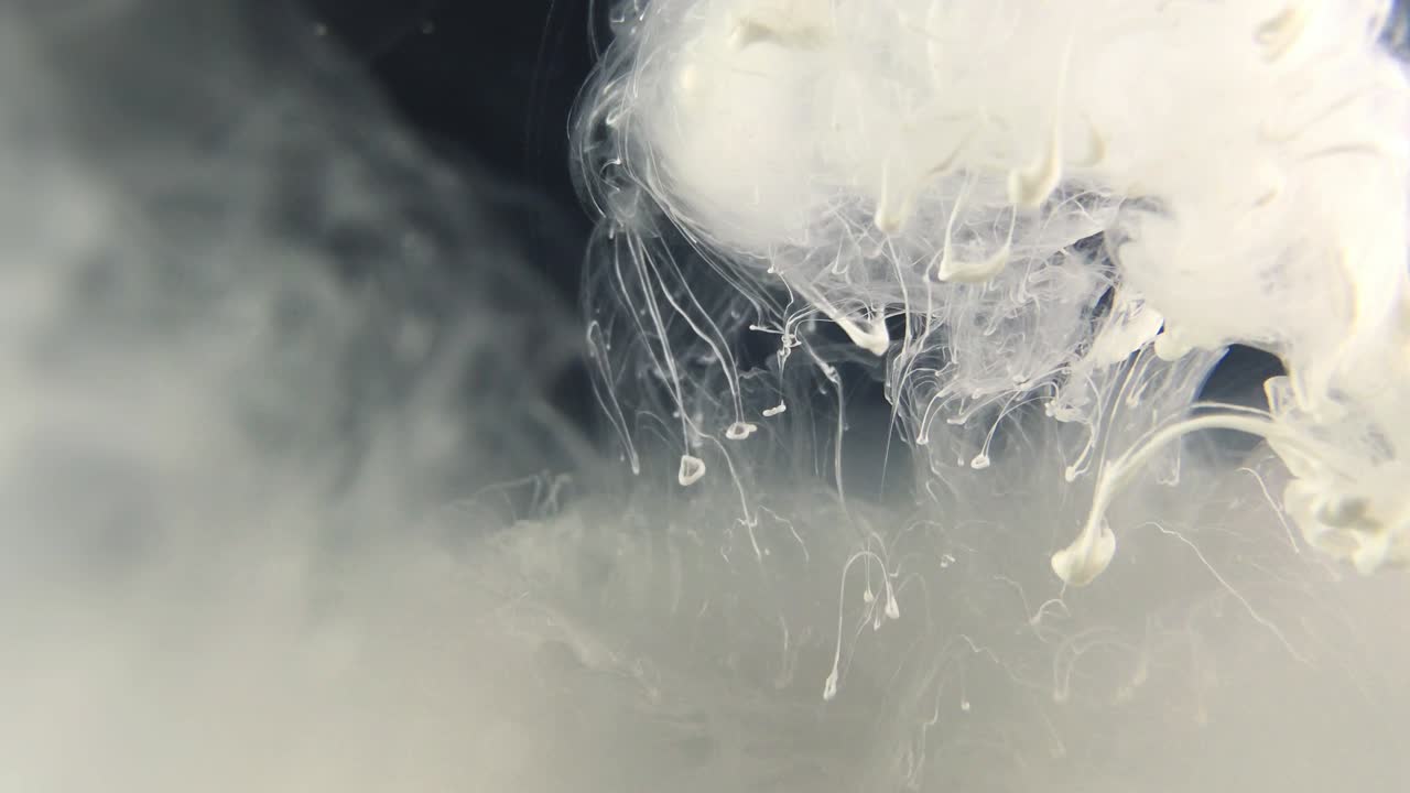 색 대기 잉크와 희미한 색 구름