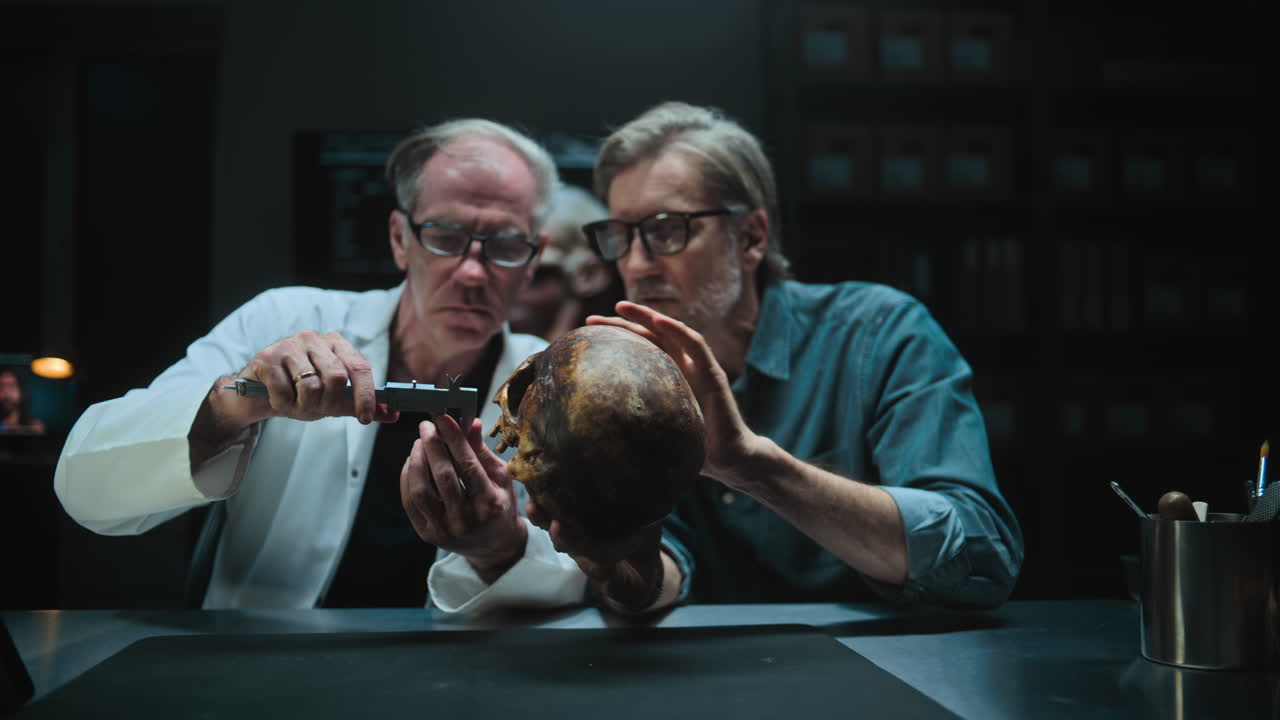 científicos examinando un cráneo en un laboratorio