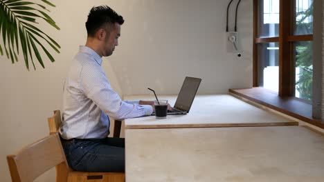 businessman working at a cafe