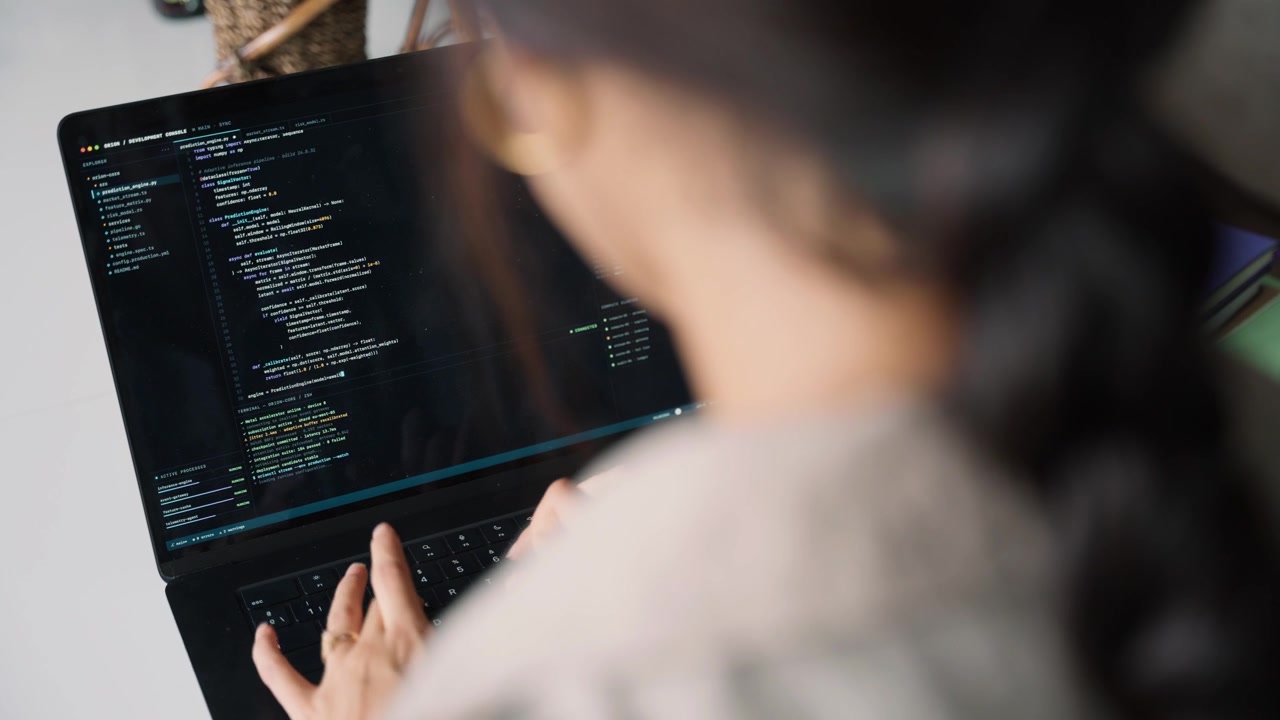 Sviluppatore software che scrive codice su laptop in ufficio