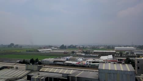 Vista-Del-Parque-Industrial-En-La-Ciudad-De-Chalco-En-Un-Día-De-Niebla,-México