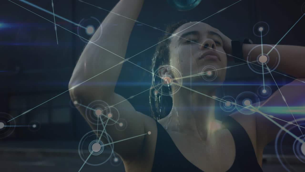 red de conexiones contra afroamericana mujer en forma vertiendo agua en su cara