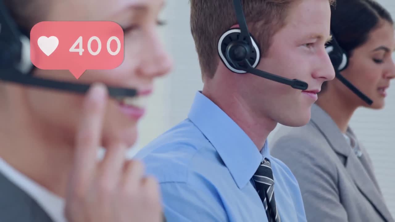 전화 헤드 ⁇ 을 착용 한 사업 사람 들 위 에 변화 하는 숫자 와 아이콘 의 애니메이션