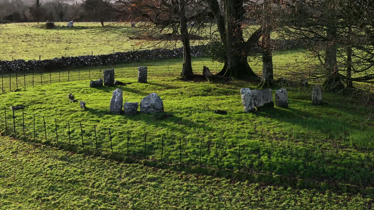 Una ripresa suggestiva con drone dello storico circolo di pietre di Glebe, situato in un vivace campo verde in Irlanda, perfetta per documentari di viaggio e di storia.