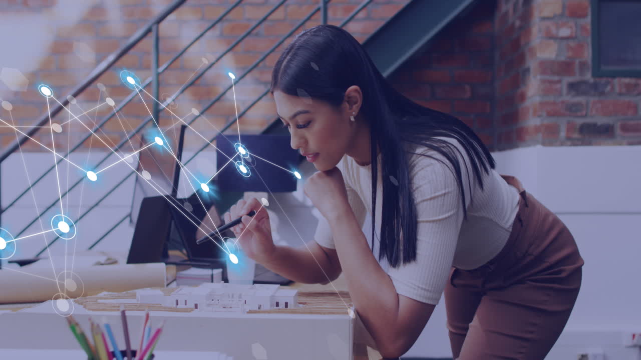 animación de conexiones con íconos sobre mujer de negocios biracial en la oficina