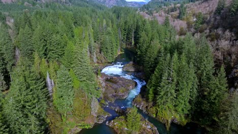 Lucia-Falls-Es-Una-De-Las-Cinco-Cascadas-Con-Nombre-A-Lo-Largo-Del-Río-East-Fork-Lewis-Cerca-Del-Campo-De-Batalla