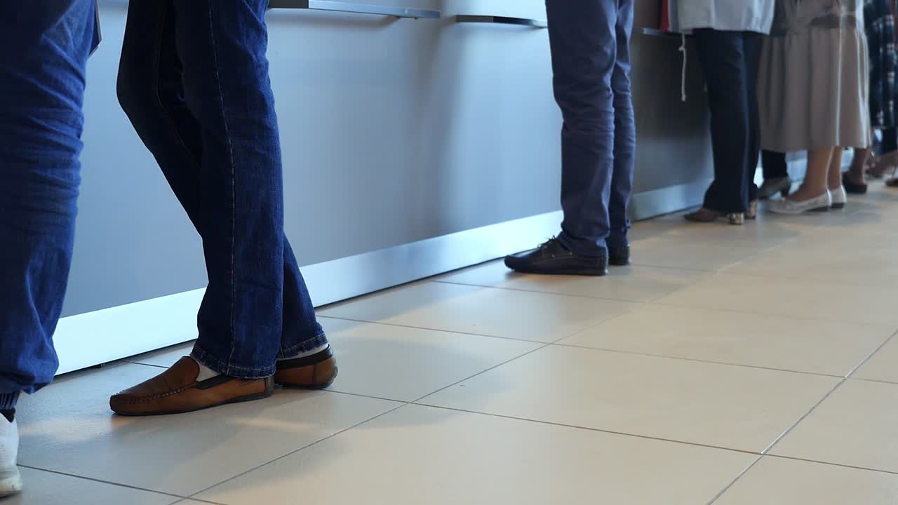 gente esperando en fila en un banco