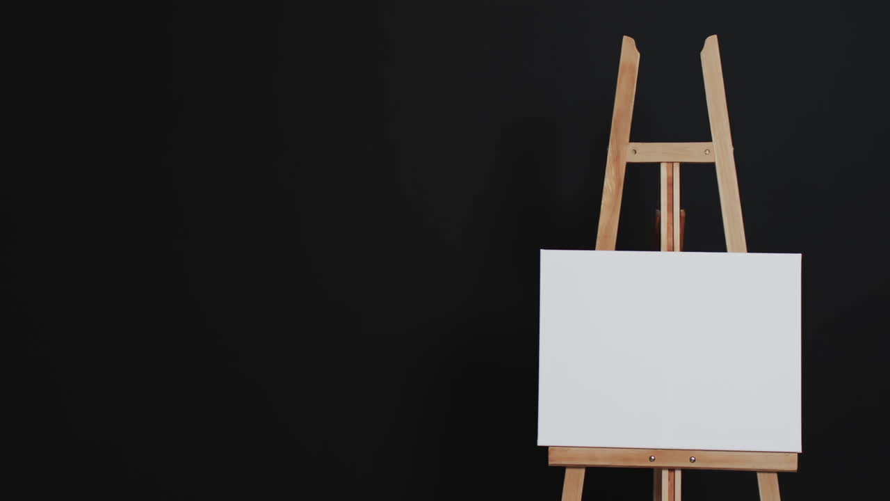 검은색 배경 에 복사 공간 을 가진 나무 의 스 ⁇  에 있는  ⁇  캔버스 표지판 의 비디오