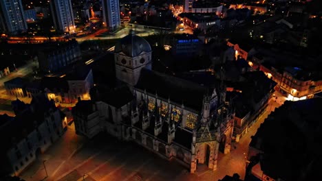 Basílica-De-Notre-Dame,-Alencon-De-Noche,-Orne-En-Normandía,-Francia