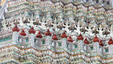 vistas de cerca de la arquitectura ornamentada de wat arun