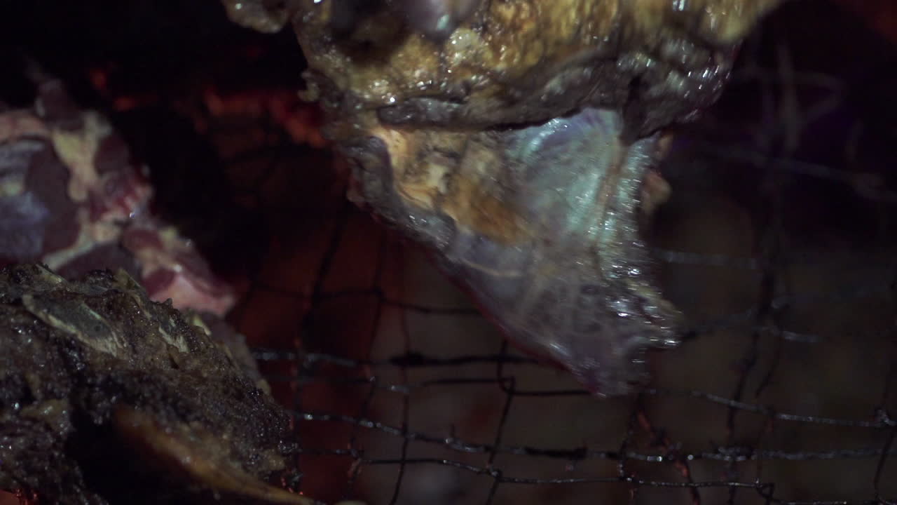 아르헨티나 아사도 에서 거대한 고기 조각 을 그릴 에 돌리는 것 - 느린 동작