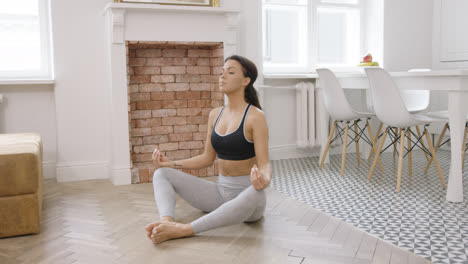 Schöne-Frau,-Die-Zu-Hause-Yoga-Praktiziert