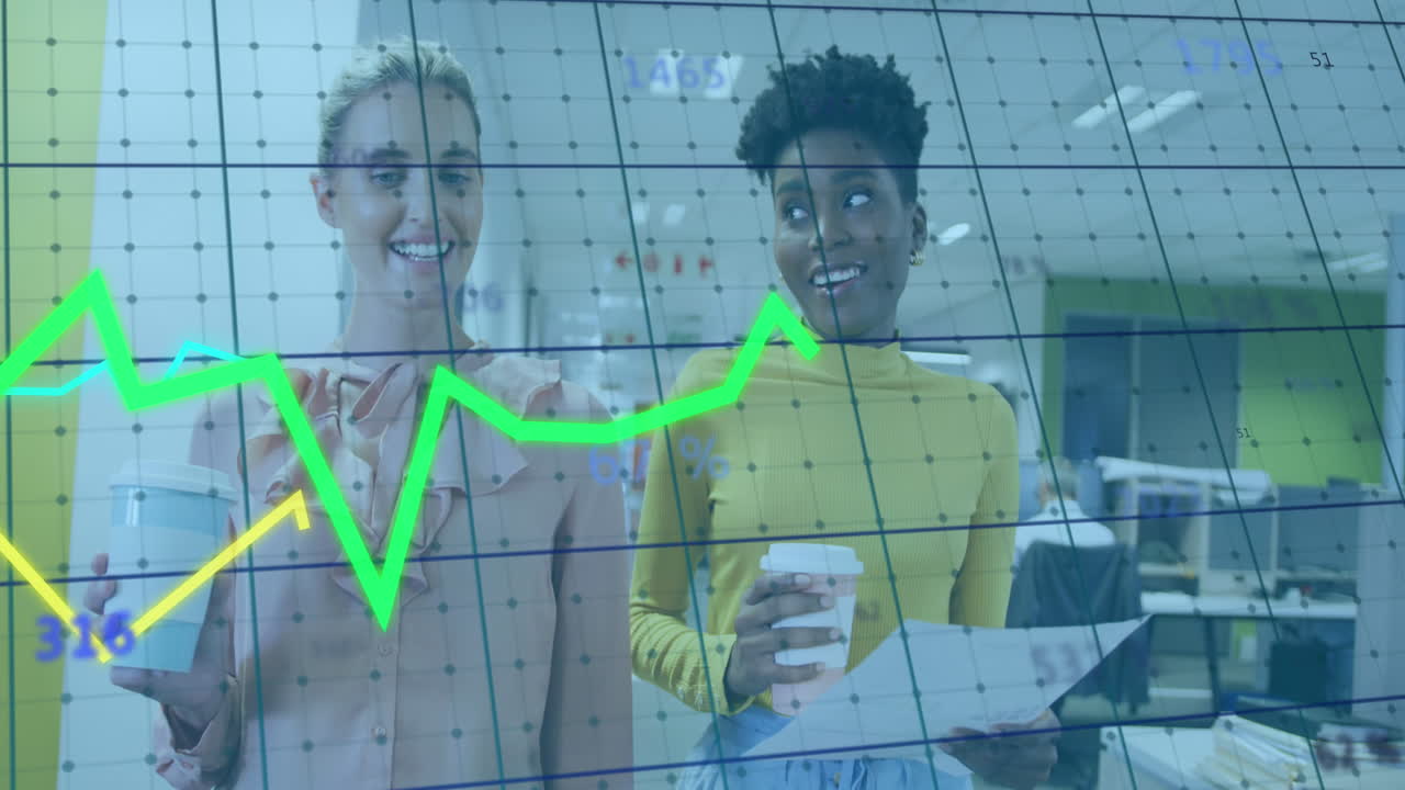 animación de procesamiento de datos estadísticos contra dos mujeres diversas discutiendo y sonriendo en la oficina