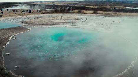 fuente termal humeante en islandia