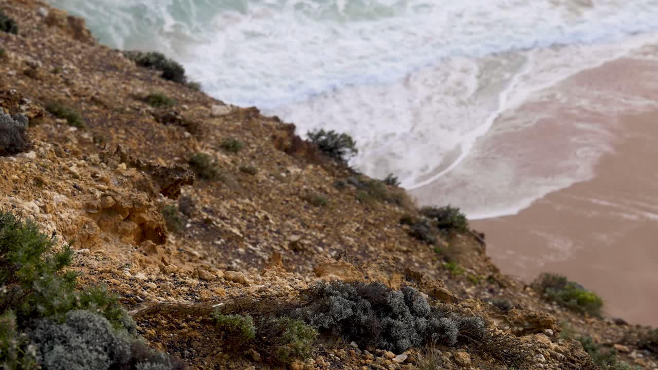 las olas golpean la costa rocosa en port campbell.