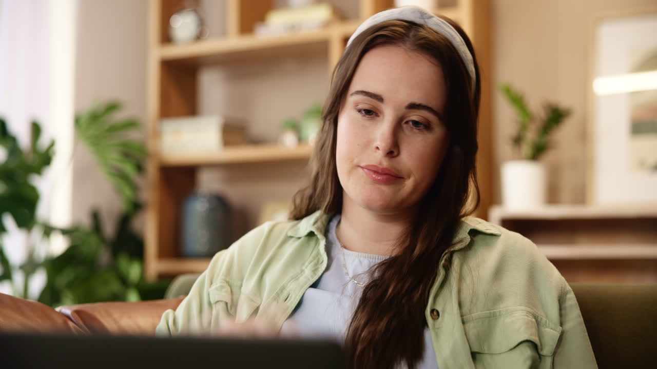 mujer con dolor de cabeza mientras trabaja desde casa