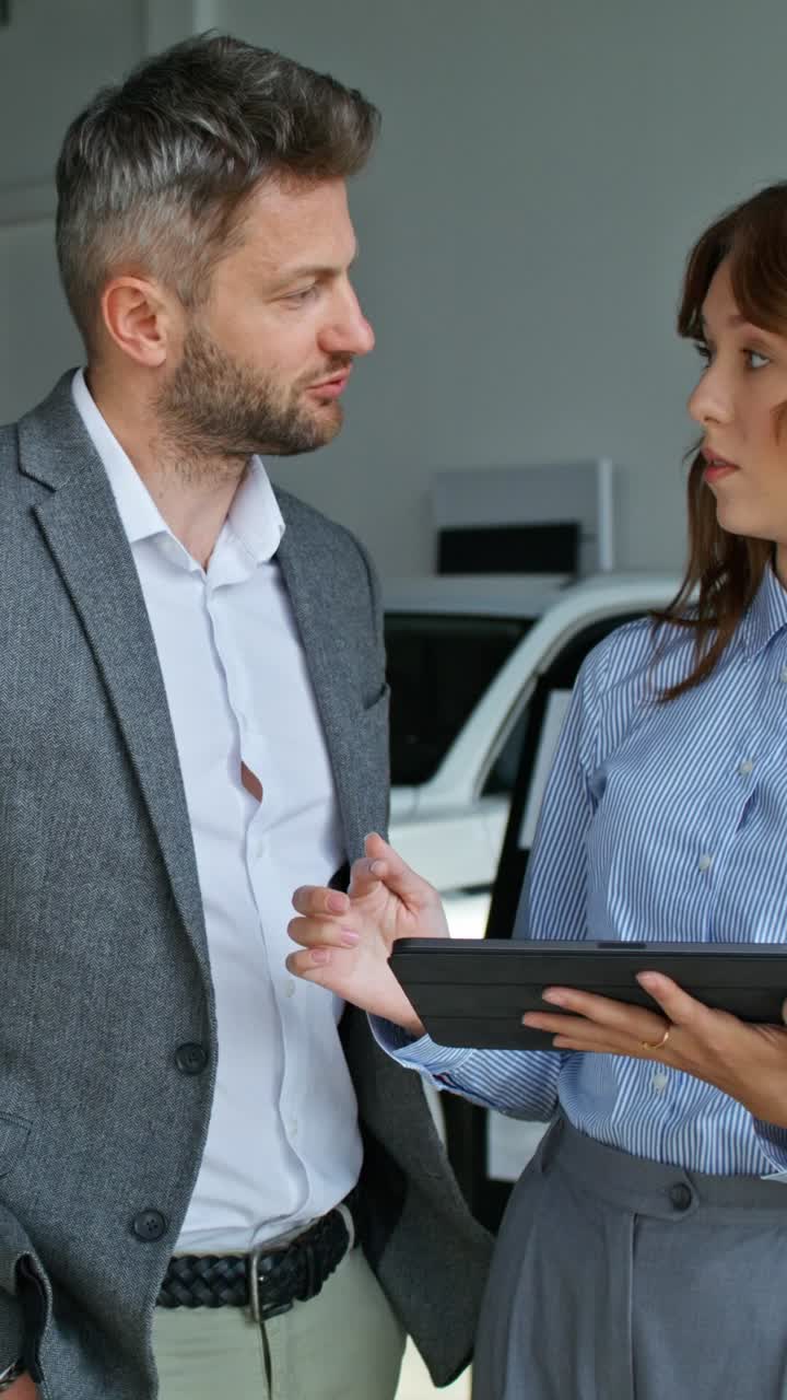 discusión de negocios en el concesionario de automóviles