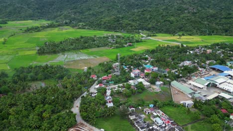 Centro-De-Virac-Rodeado-De-Verdes-Campos-De-Arroz-En-Catanduanes,-Filipinas,-Vista-Aérea