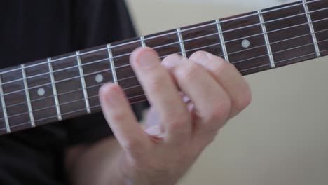 Primer-Plano-De-La-Mano-Izquierda-De-Un-Guitarrista-Improvisando-Con-Una-Guitarra-Eléctrica.