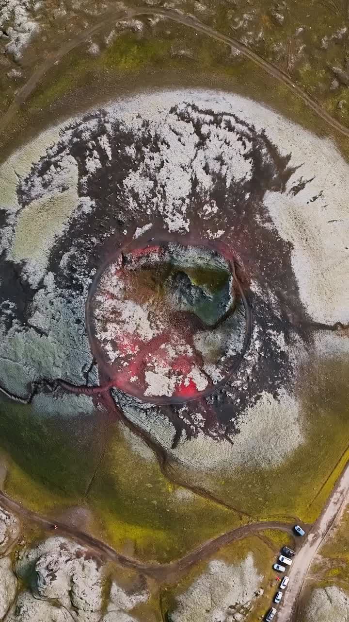 vista aérea de un cráter volcánico