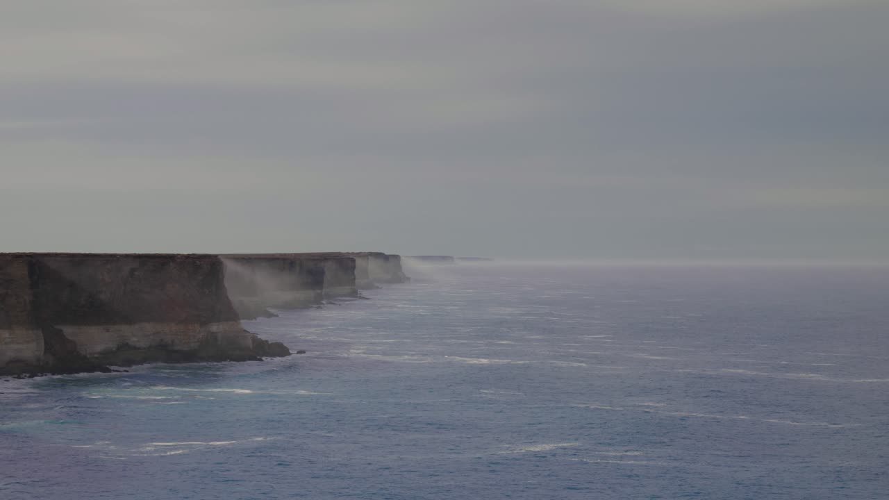 눈부신 해안에서 안개 속의  ⁇ 빛