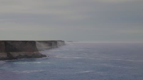 rayos de sol en la niebla en la costa espectacular