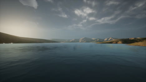 hermoso lago tranquilo con puesta de sol