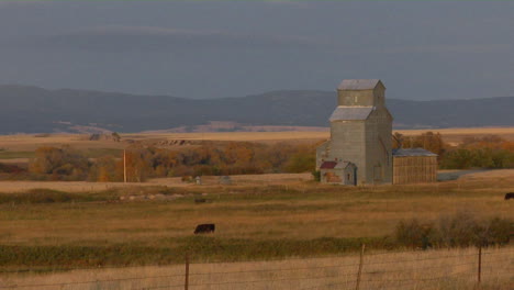 Un-Silo-De-Granos-Se-Encuentra-En-La-Pradera-Abierta