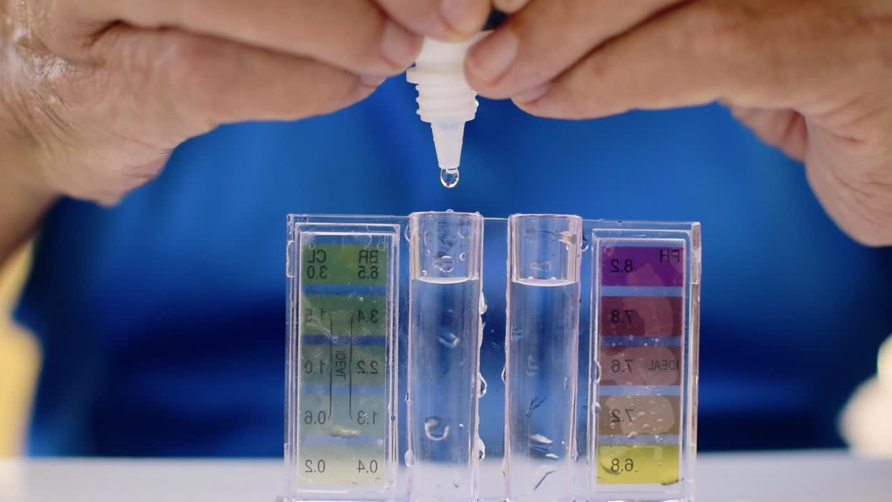 análisis del ph y el cloro con el kit de limpieza del agua de la piscina