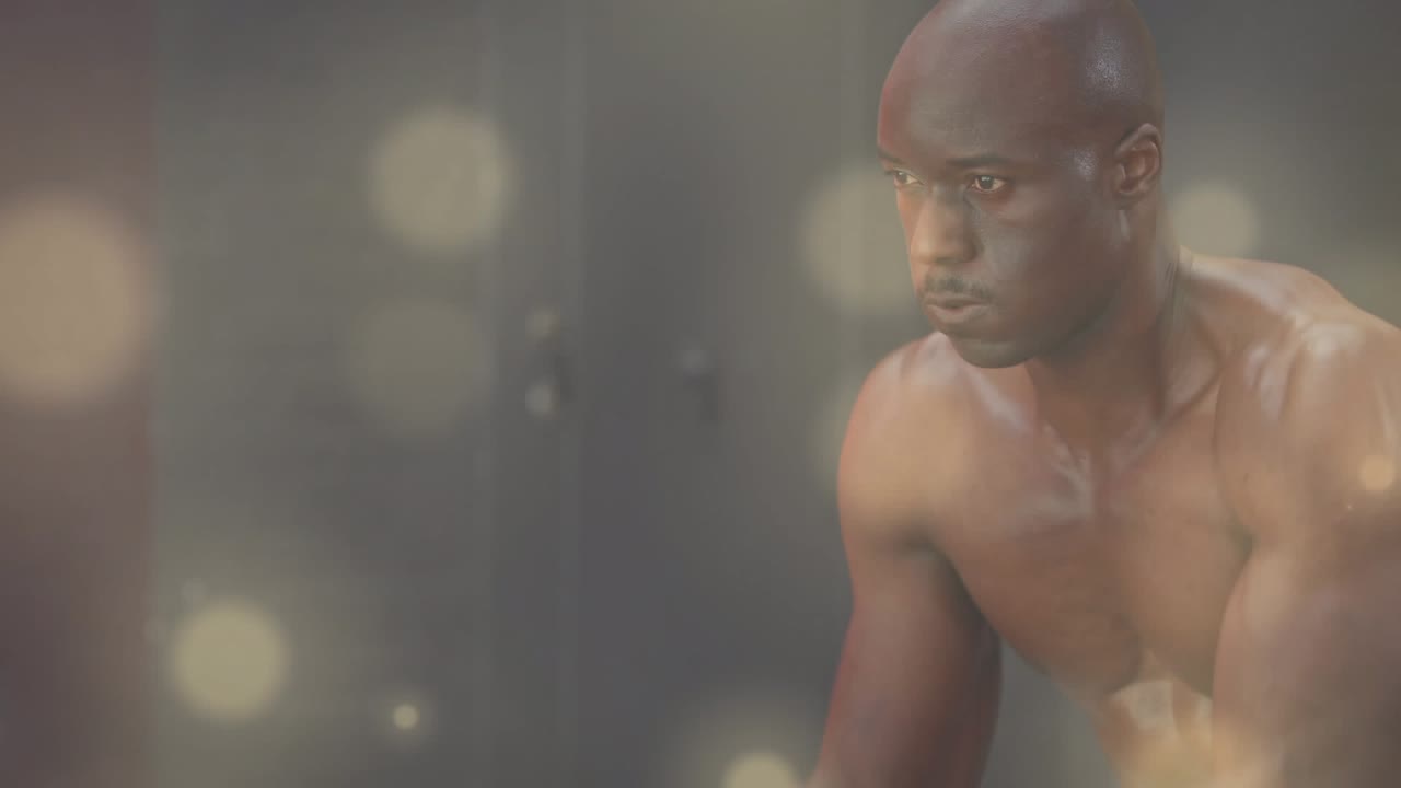 Un uomo utilizza funi da combattimento in una palestra di CrossFit in formato 4K di alta qualità.