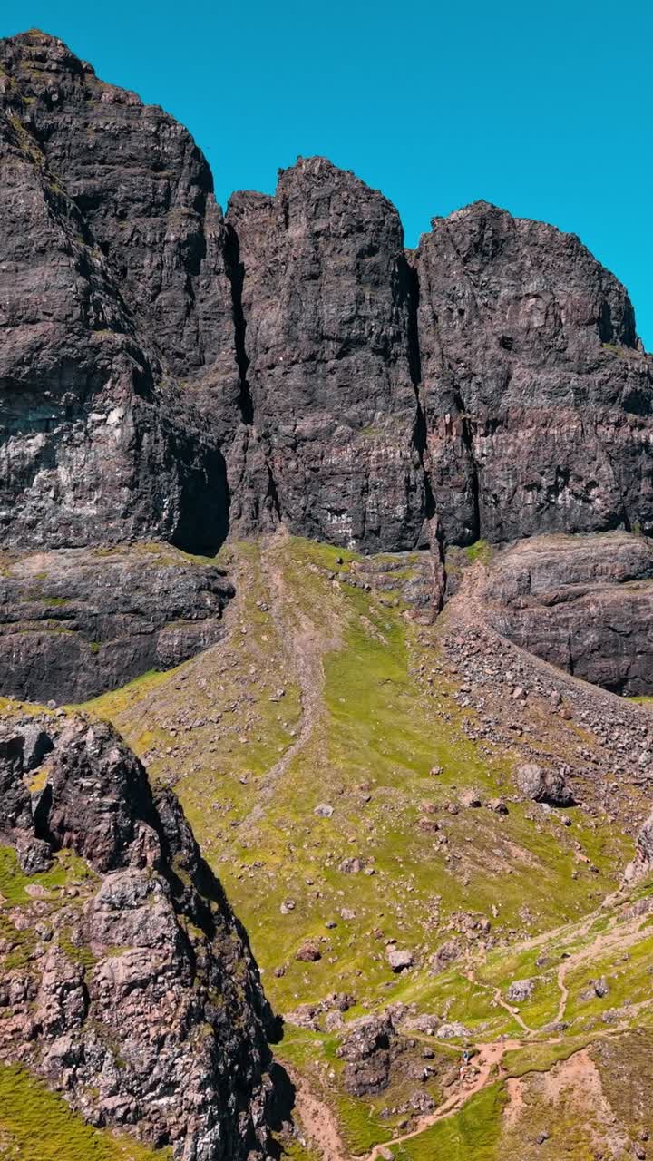 Splendida vista aerea del paesaggio aspro dell'Isola di Skye in Scozia