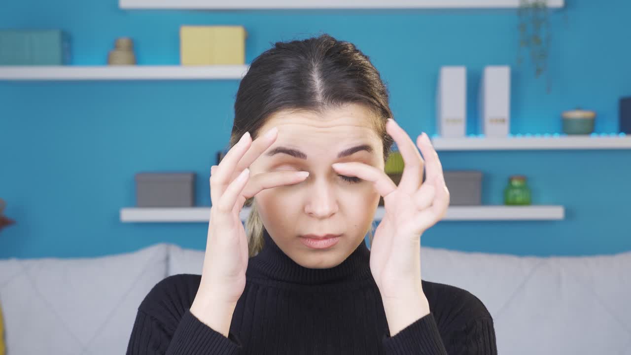 눈이 민감한 젊은 여성입니다.