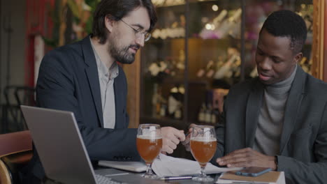reunión de negocios en un café