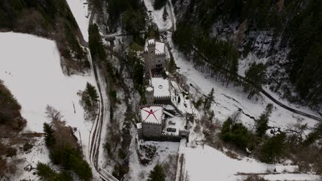 movimiento de la grúa de cámara que muestra el plano del castillo de gernstein