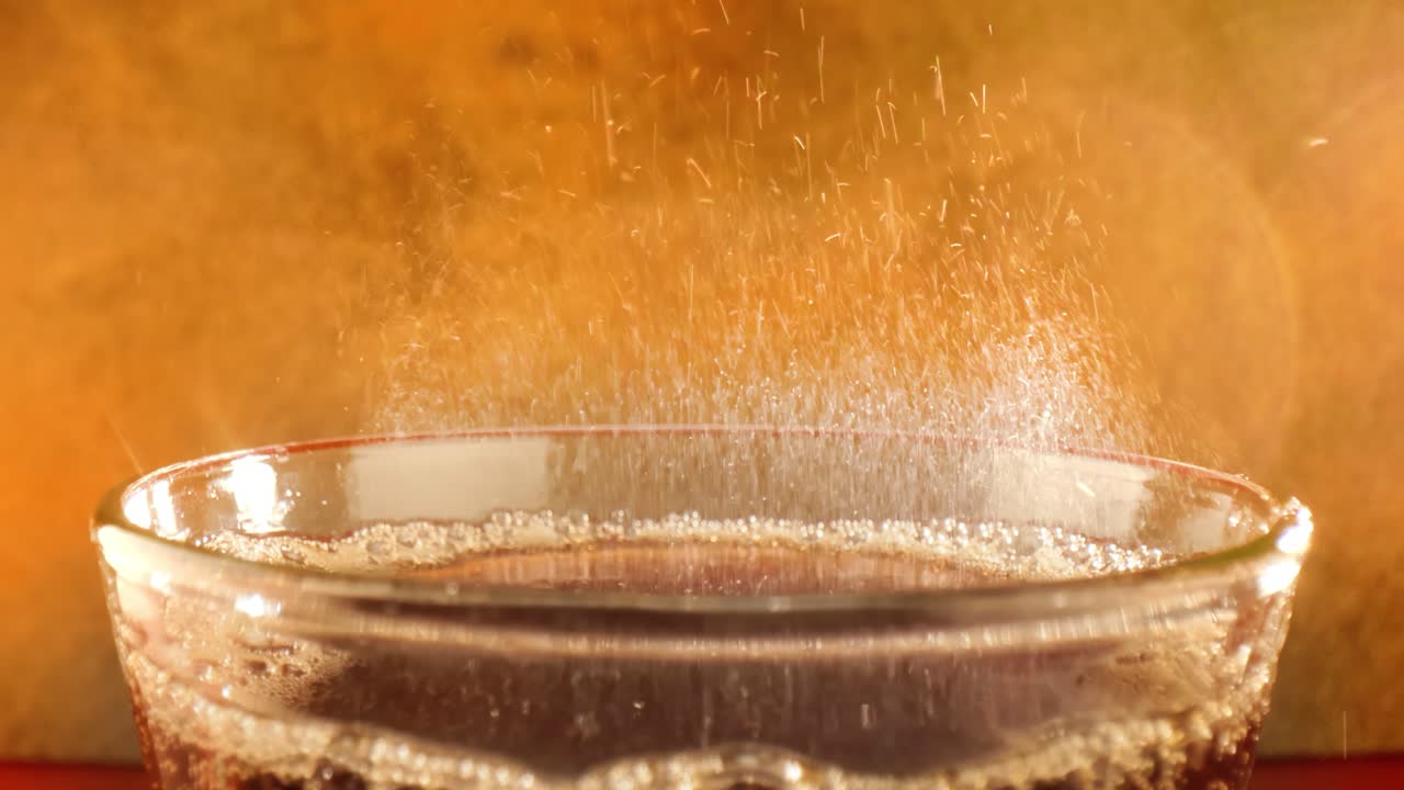 Cola med sprøjtende bobler i slowmotion