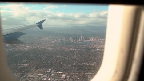 1080-Zeitlupen-POV-Perspektive-Aus-Einem-Flugzeug,-Das-In-Lax-Fliegt-Und-Die-Skyline-Der-Innenstadt-Passiert