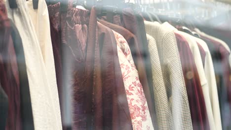 exhibición de ropa de moda en una tienda minorista
