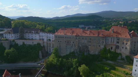 Bester-Flug-Von-Oben-Aus-Der-Luft-über-Die-Burg-Krumlov-Auf-Dem-Hügel-Castlein-In-Der-Tschechischen-Republik-In-Europa,-Sommer-2023