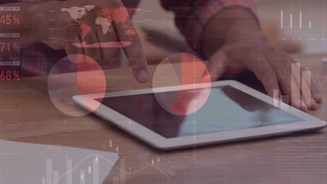 animación del procesamiento de datos financieros sobre una mujer de negocios que usa una tableta